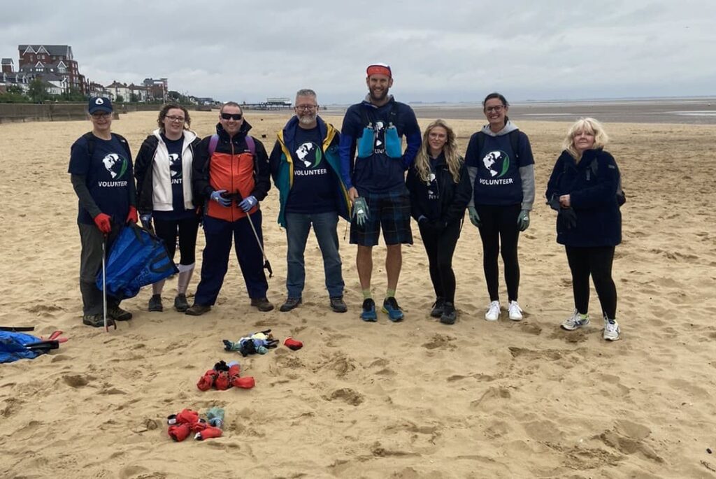 Freiwillige von Apogee am Strand von Cleethorpes für Great British Beach Clean 2023