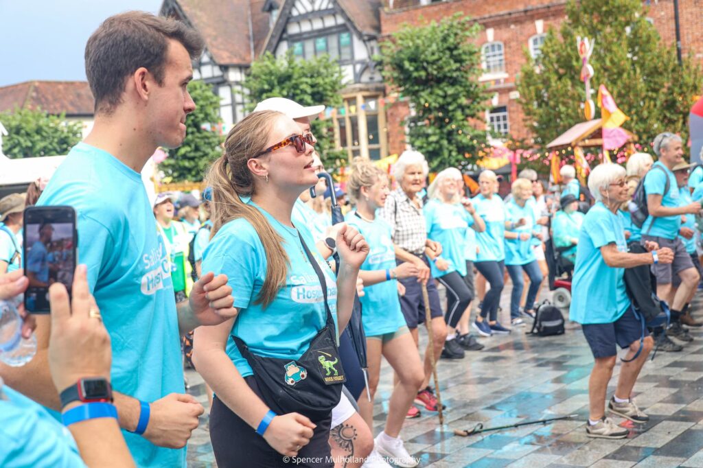 Freiwillige Helfer in Salisbury bereiten sich auf den Celebration Walk für die Salisbury Hospice Charity vor