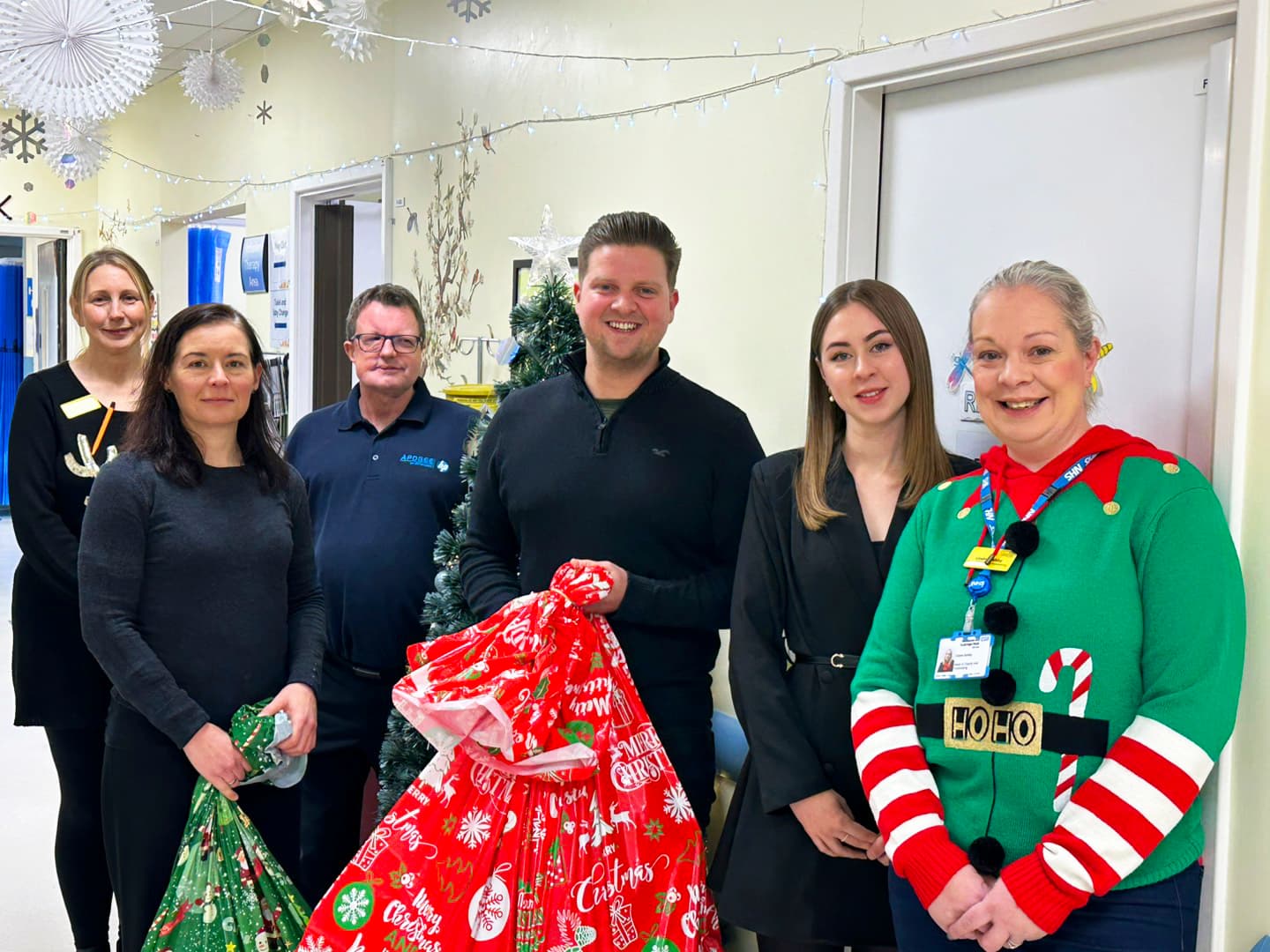 apogee-Mitarbeiter überreichen Geschenke an die Kinderstation des Maidstone Tunbridge Wells Hospital