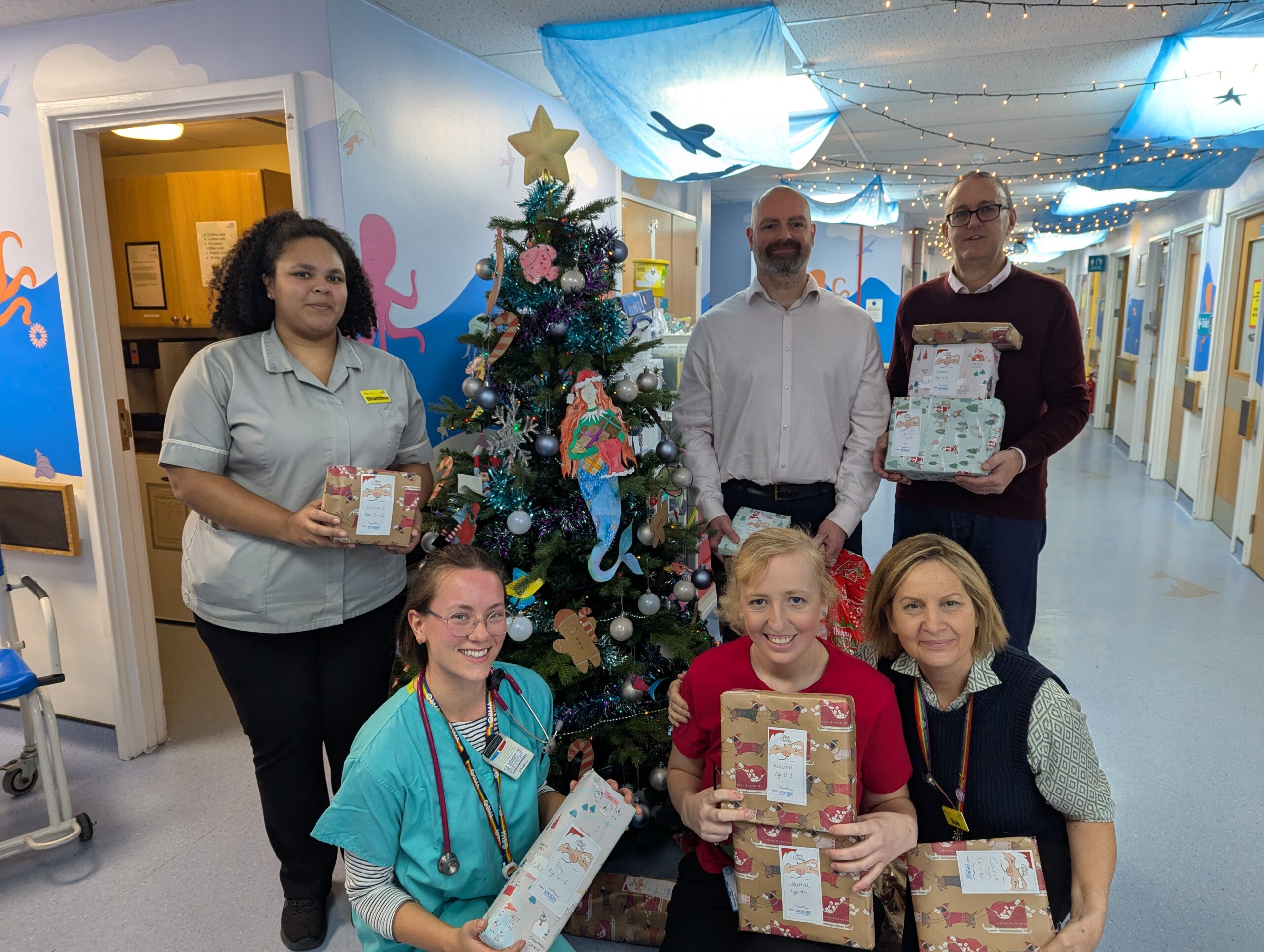 apogee-Mitarbeiter-liefern-Geschenke-zum-Krankenhaus